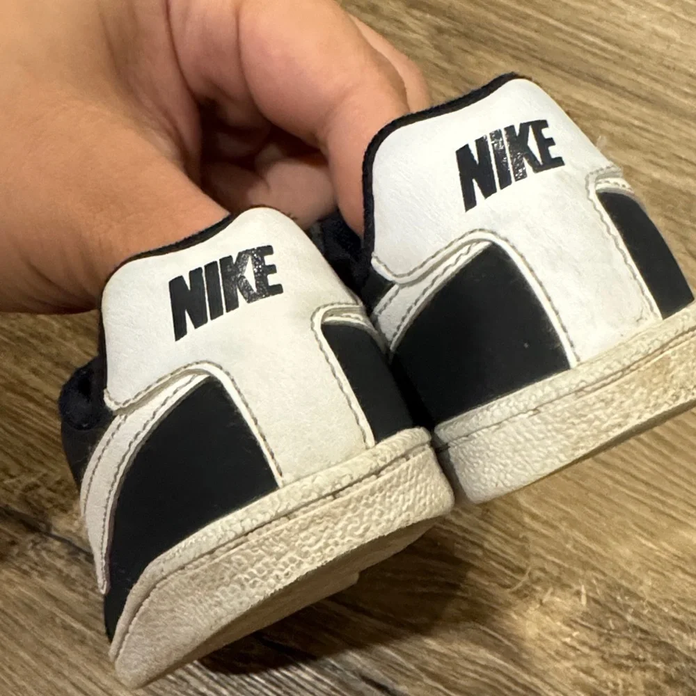 Nike Kids Black and White Velcro Sneakers Size 7.5 Toddler - Picture 4 of 6